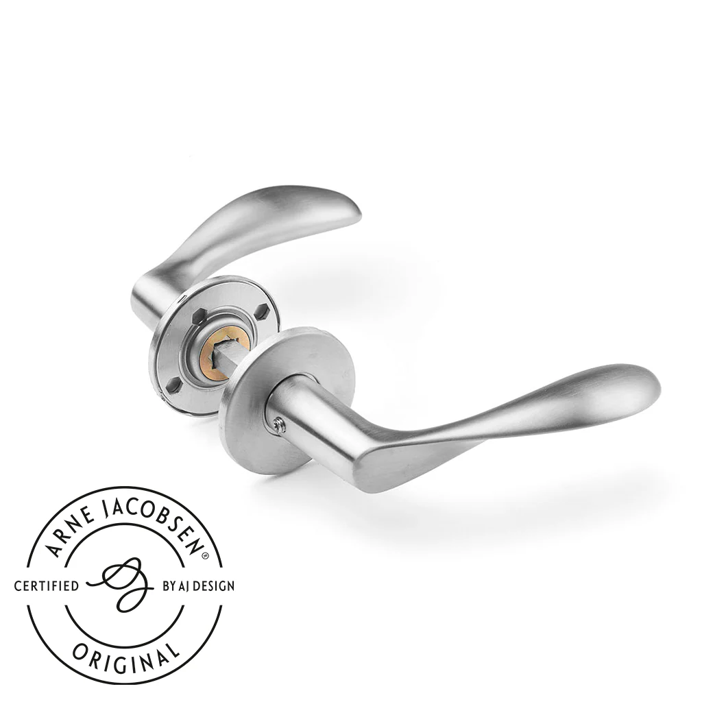 Arne Jacobsen dörrhandtag - AJ111 dörrgrepp i borstat rostfritt stål, stor modell med snap-on cover • d line