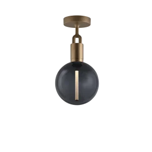 Forked Ceiling Globe Medium taklampa, rökfärgat glas och mässing • Buster + Punch
